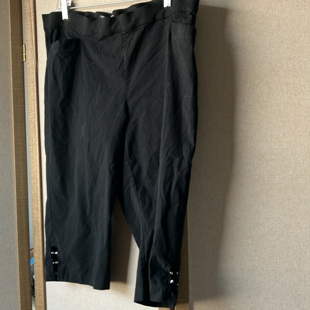 FINAL MARKDOWN 89th & Madison Elegant Black capris 18
